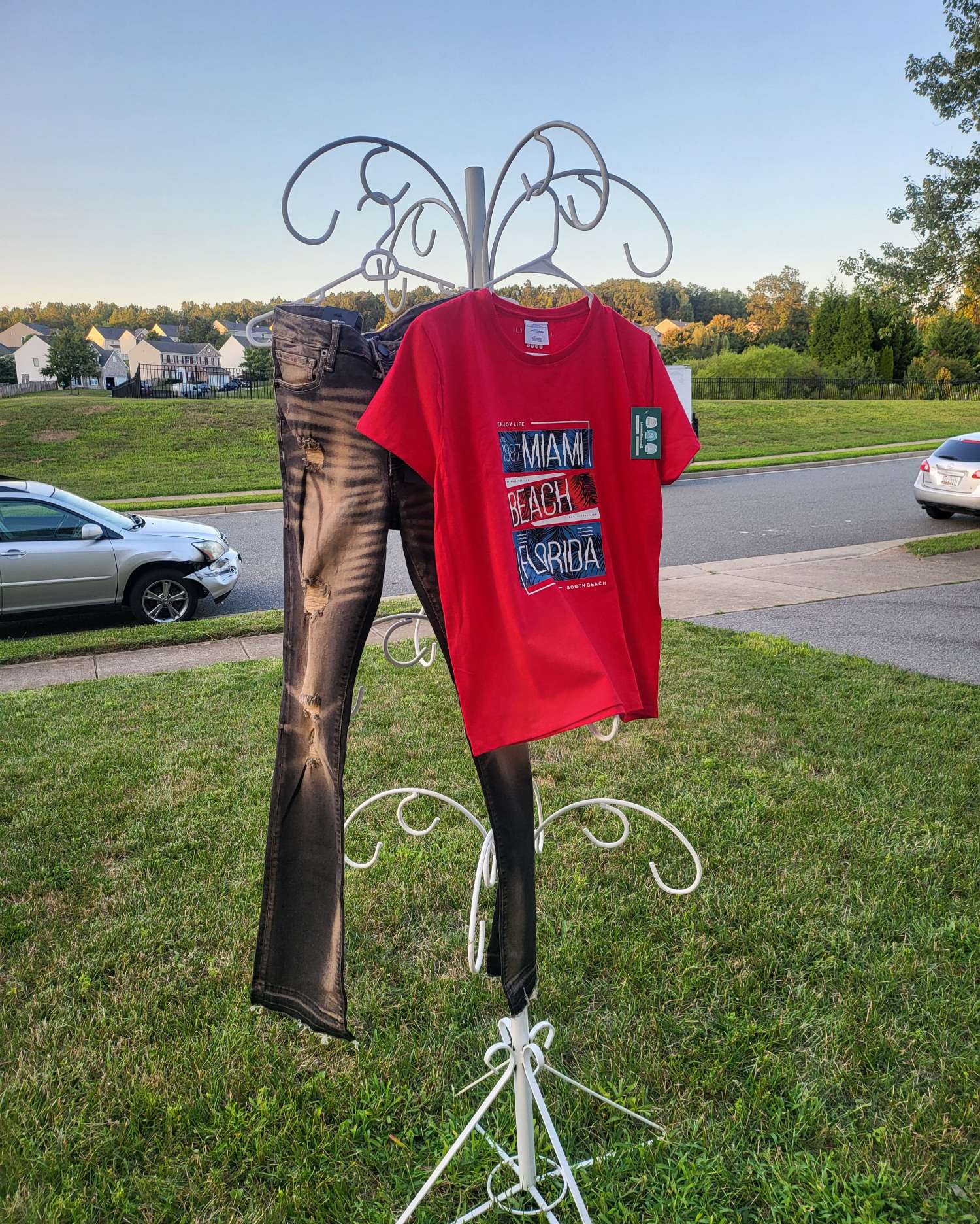 -shirt showcases unique patterns- LEE'S ONLINE MALL